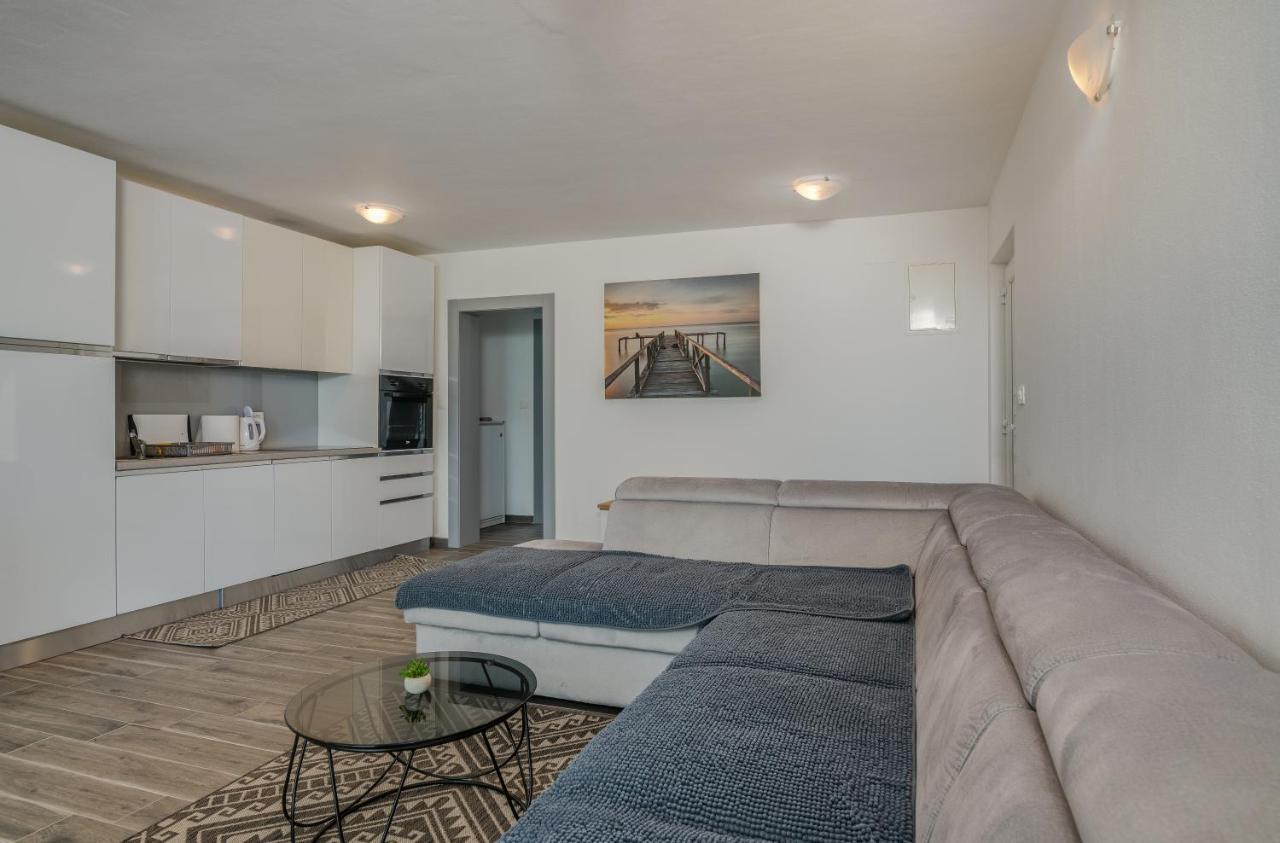 Apartment Diva Sveti Vid-Miholjice Exteriör bild