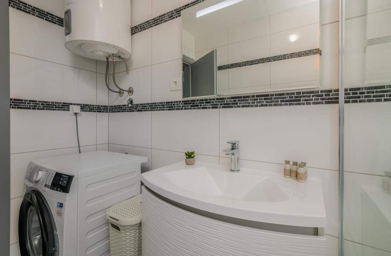 Apartment Diva Sveti Vid-Miholjice Exteriör bild