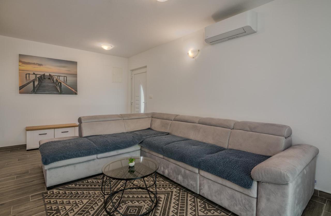 Apartment Diva Sveti Vid-Miholjice Exteriör bild